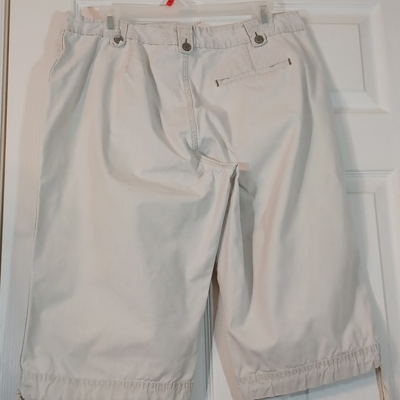 JONES WEAR JEANS Capri Pants Size 12 strings flower embroidery design on Leg - Picture 3 of 10